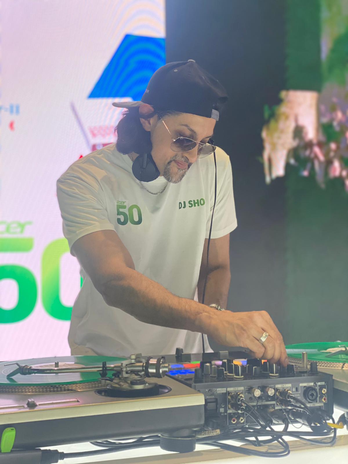 DJ SR video DJ set for Acer's 50th anniversary at Piccadilly Circus